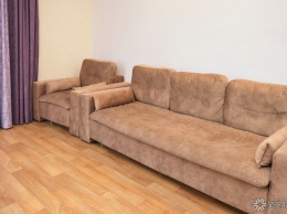 Квартиросъемщики в Москве выкинули диван с 300 тысячами рублей внутри