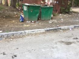 Жители саратовской пятиэтажки жалуются на сырость в доме и "помойку" на улице