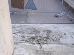 Мэрия: подрядчик замучался переделывать бетонные стяжки на тротуаре старой эстакады