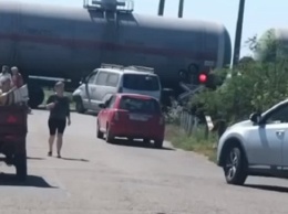 Грузовой поезд и иномарка столкнулись на железнодорожном переезде в Темрюкском районе