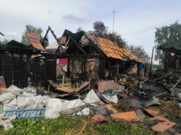 Тело пенсионера нашли на крыльце сгоревшего дома