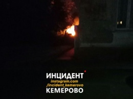 Кемеровчане пожаловались на огонь за гаражами