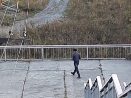 Подходит к девочкам: кузбассовцы забили тревогу из-за подозрительного мужчины