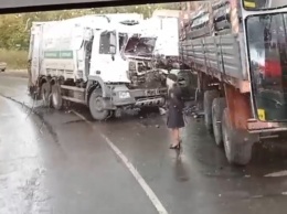 "Кабины вообще нет": мусоровоз протаранил грузовик в кузбасском городе