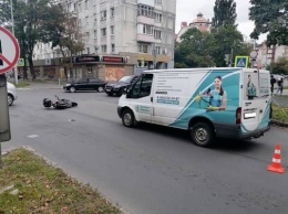 На Невского микроавтобус при перестроении сбил скутериста (фото)