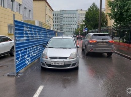"Короли парковки" перекрыли проезд под окнами областного ГУ МВД в Кемерове