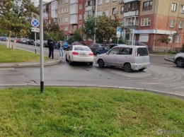 Иномарки столкнулись возле загруженного перекрестка в Кемерове