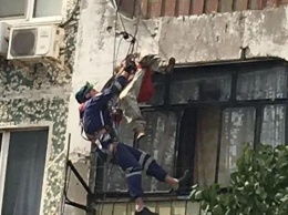 В Новороссийске мужчина выпал из окна пятого этажа и повис на бельевых веревках