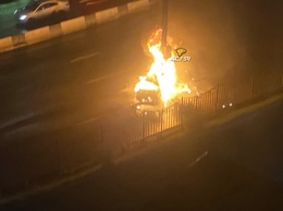 Автомобиль с людьми сгорел в центре Новосибирска