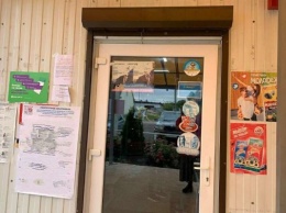 В Гурьевском районе возле избирательного участка не убрали агитационные плакаты (фото)