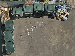Вновь скопившийся мусор возмутил жильцов кемеровской многоэтажки