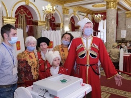 На выборы - как на праздник: семья артиста филармонии Игоря Владимирова пришла голосовать в народных костюмах
