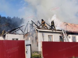 Кемеровчане сняли на видео горящий жилой дом