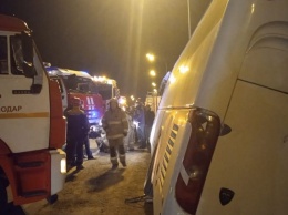 Объезжая пробку по обочине автобус с пассажирами едва не съехал в кювет в Краснодаре