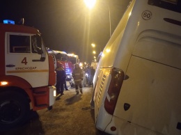 На Ростовском шоссе в Краснодаре автобус объезжал пробку и чуть не перевернулся