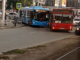 Автобус и троллейбус не поделили дорогу. Район Сенного встал в пробках