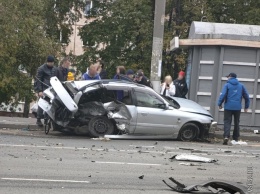 Машина превратилась в груду металла в результате ДТП на кемеровском проспекте