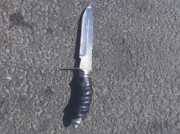 В Саратове женщина ударила полицейского ножом на месте ДТП