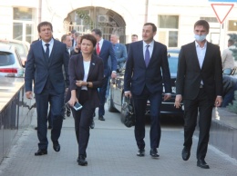 Перед заседанием гордумы депутаты от "ЕР" и КПРФ обменялись обвинениями