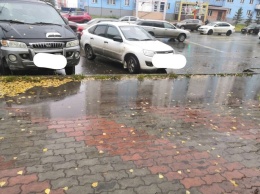 Дождь затопил улицу в Кузбассе из-за слишком высокого бордюра