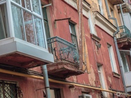 Внук закрыл свою бабушку на балконе в Кемерове