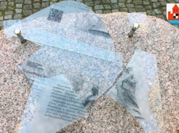 В Советске вандалы разбили информационную табличку у памятника королеве Луизе (фото)