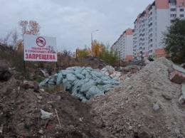 Стихийная свалка мусора в Солнечном заблокировала путь в школу и детский сад
