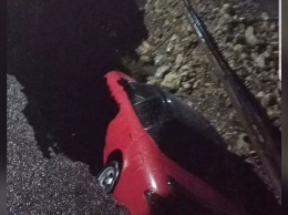 В Туапсинском иномарка рухнула в яму на размытой ливнями дороге