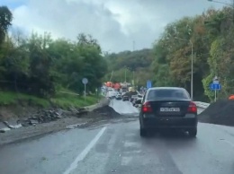 Затяжные дожди в Сочи привели к повреждениям домов и дорог