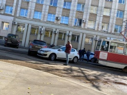 ДТП на путях блокировало движение трамваев в центре Саратова