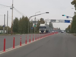 На Грабцевском шоссе установили новые дорожные разделительные столбы