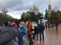 Калининградцы выстраиваются в многочасовые очереди к пунктам вакцинации