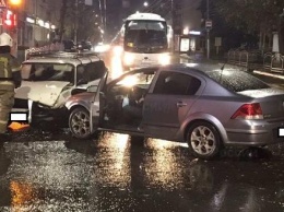 На перекрестке в центре Калуги разбились "Четверка" и Opel
