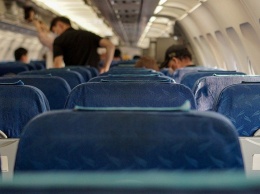 В аэропорту Сочи женщина закурила на борту самолета. Ее сняли с рейса полицейские