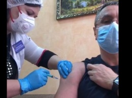 Глава Калуги Дмитрий Денисов сделал прививку на камеру (видео)