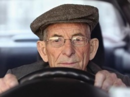 Пенсионерам могут отменить транспортный налог