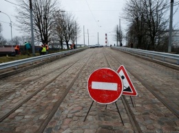 Алиханов потребовал убрать трамвайные пути и брусчатку на съезде с моста на Суворова