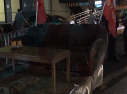 Разъезжавший по улицам Сочи диван на колесах задержали полицейские