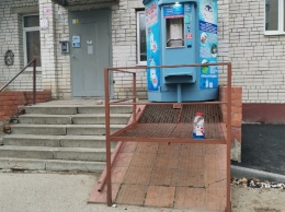 В Энгельсе автомат с водой установили на пандус у подъезда дома