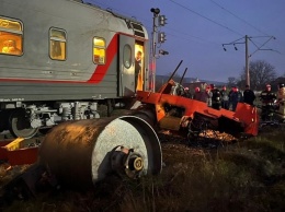Поезд Владикавказ - Адлер столкнулся в асфальтоукладчиком. Есть погибший