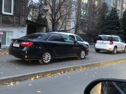 "Тойоту Камри" из правительственного автопарка припарковали на тротуаре у здания министерства