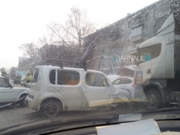 Четыре автомобиля столкнулись в центре Барнаула