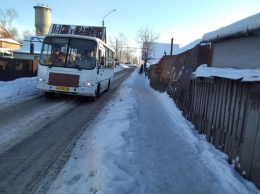 Барнаульцы пожаловались на «заросшую» сугробами узкую улицу с маршрутной сетью