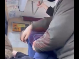 В Краснодаре пассажиры на видео избили антимасочника, из-за которого трамваи стоял полчаса