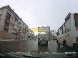 Столкновение маршрутки и легковушки в Кемерове попало на видео