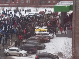 "Коронавирусное" столпотворение без масок произошло рядом с ТЦ Кемерова