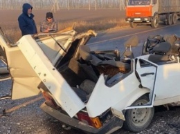 На Кубани в раздавленном фурой авто погиб человек