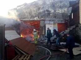 Объятый огнем мебельный цех в Абинском районе потушили