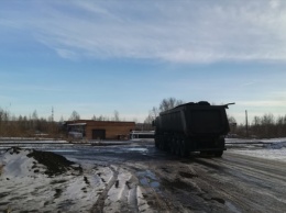 Полностью загруженные углем грузовики возмутили кузбассовцев