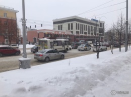 Сломавшаяся в центре Кемерова маршрутка создала проблемы для автомобилистов